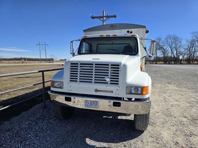 Image of International 4900 equipment image 3