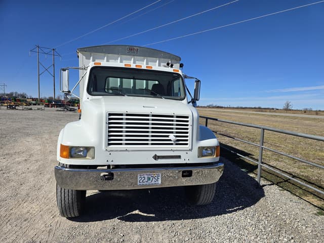 Image of International 4900 equipment image 4