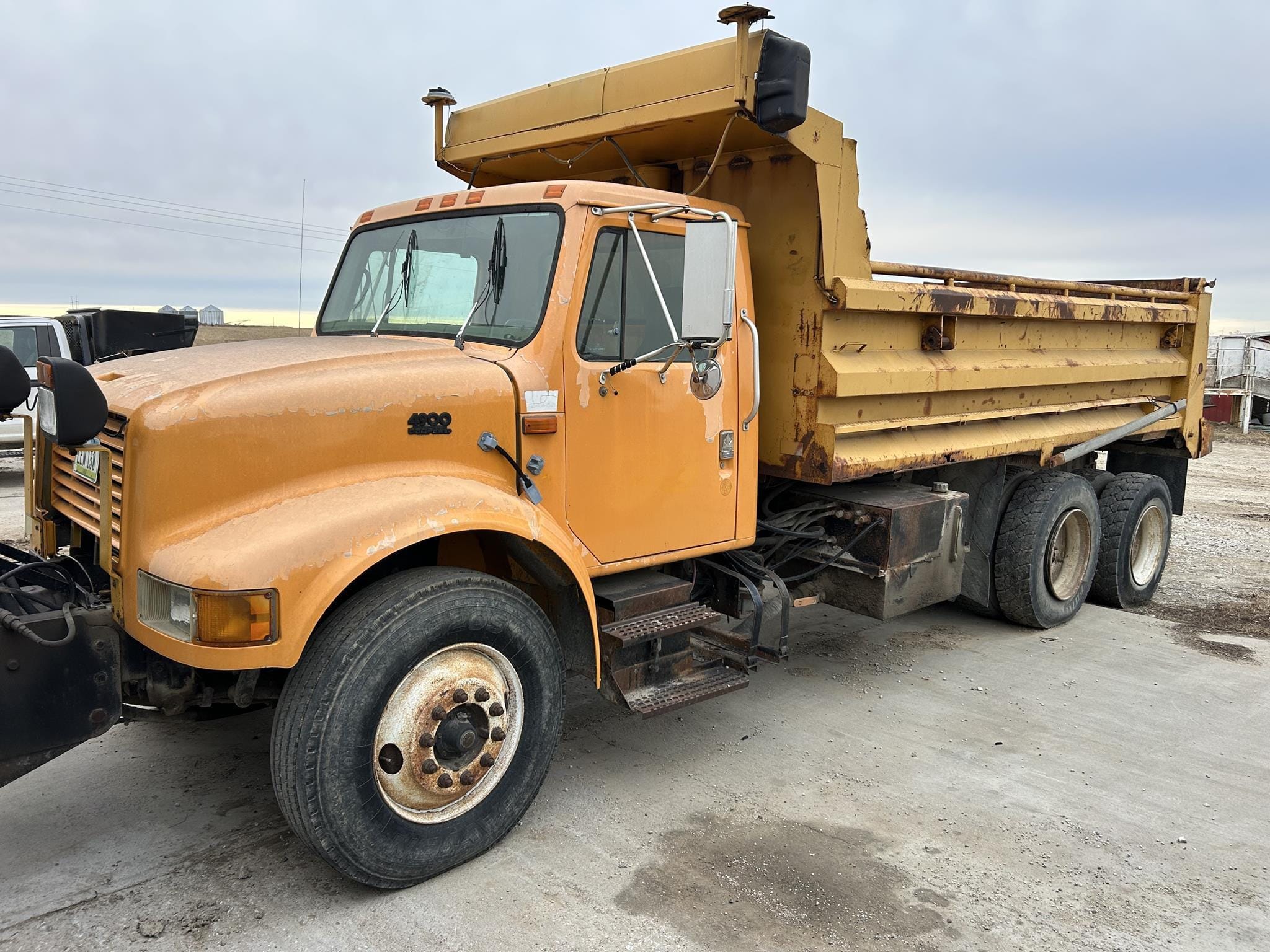1998 International 4900 Equipment Image0