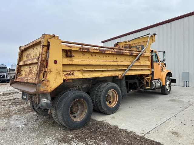 Image of International 4900 equipment image 3