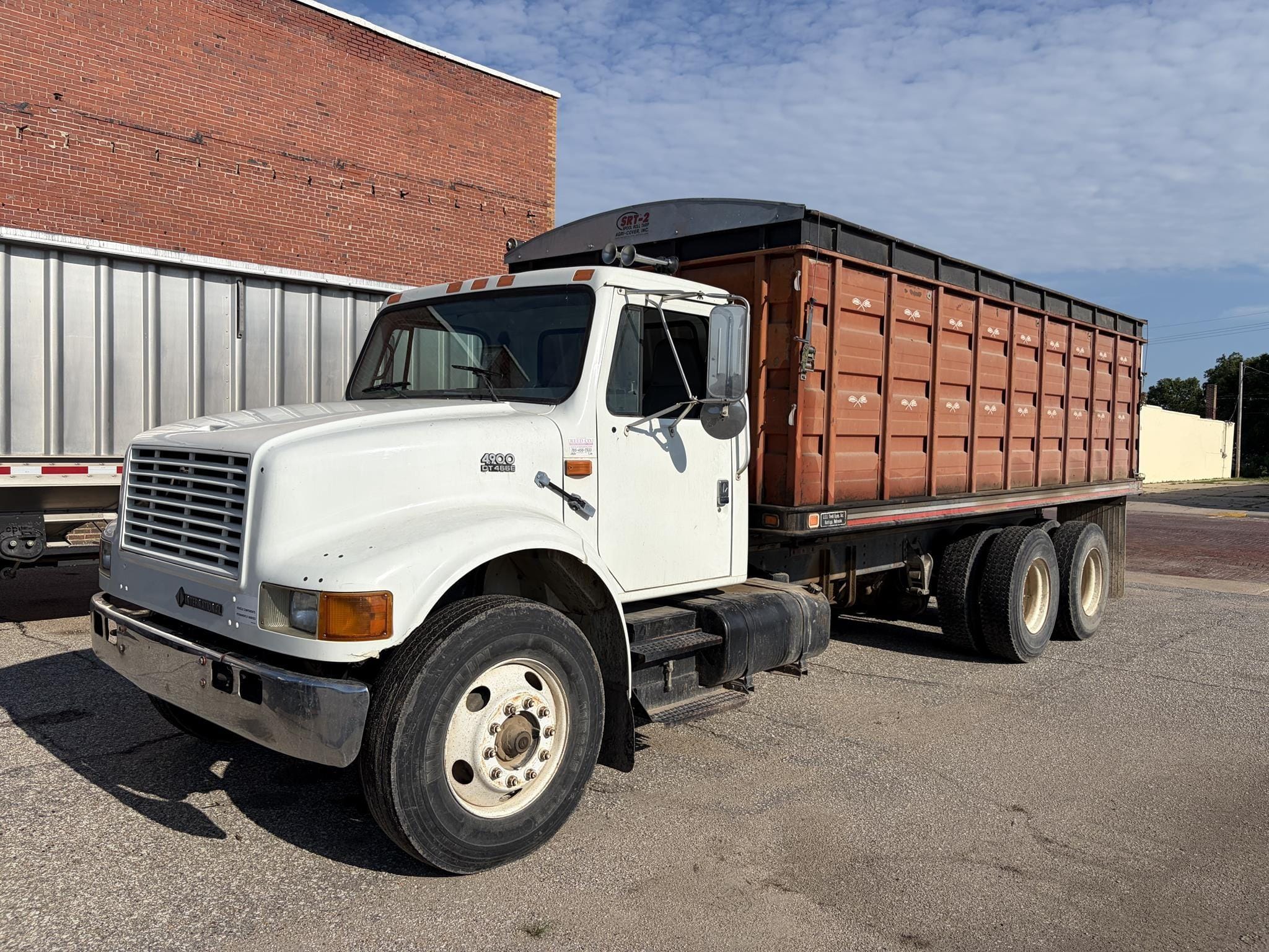 1998 International 4900 Equipment Image0