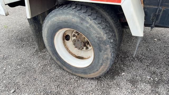 Image of International 4900 equipment image 4