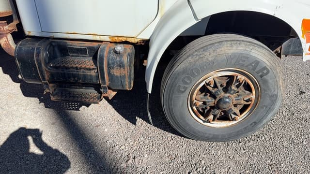 Image of International 4900 equipment image 3