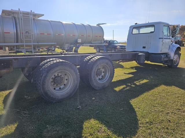 Image of International 4900 equipment image 3