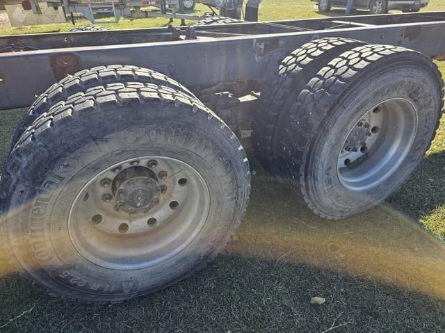 Image of International 4900 equipment image 4