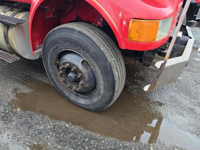 Image of International 8100 equipment image 3