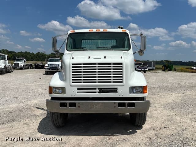 Image of International 8100 equipment image 1