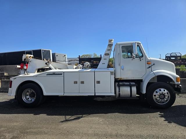 Image of International 8100 equipment image 2