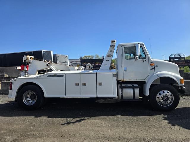 Image of International 8100 equipment image 3