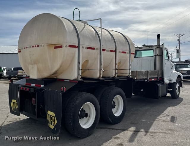 Image of International 8300 equipment image 4