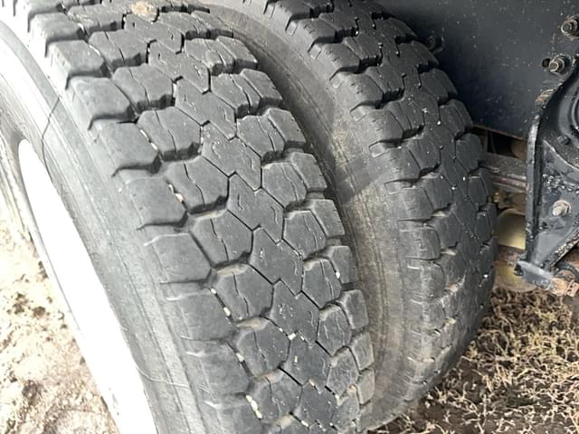 Image of International 9400 equipment image 4