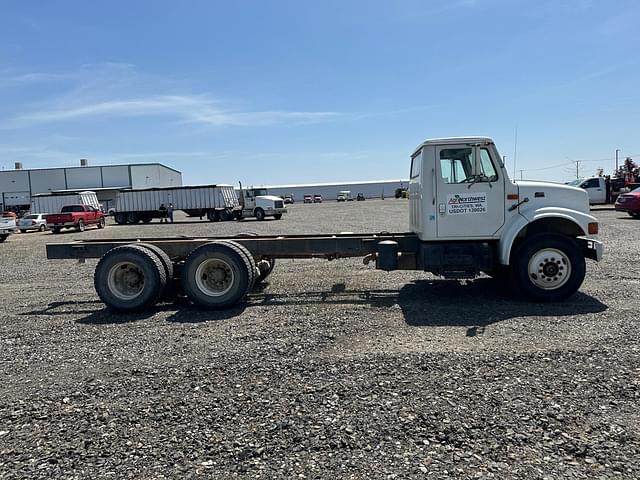 Image of International 4900 equipment image 4