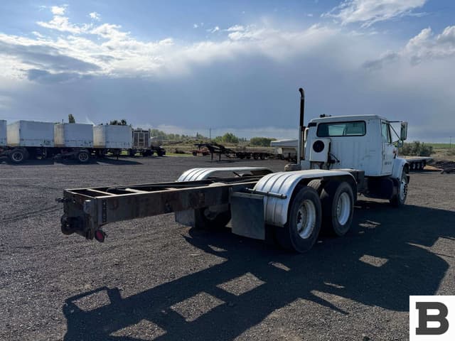 Image of International 4900 equipment image 4
