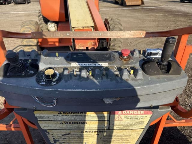 Image of JLG 600A equipment image 4