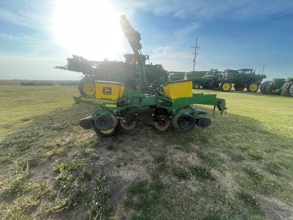 Image of John Deere 1760 equipment image 2