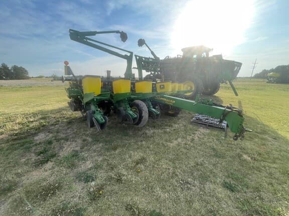 Image of John Deere 1760 equipment image 1