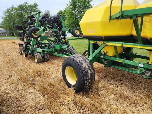 Image of John Deere 1850 equipment image 1