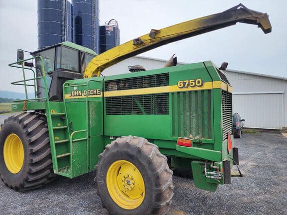 Image of John Deere 6750 equipment image 1