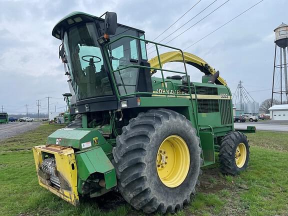 Image of John Deere 6850 equipment image 1