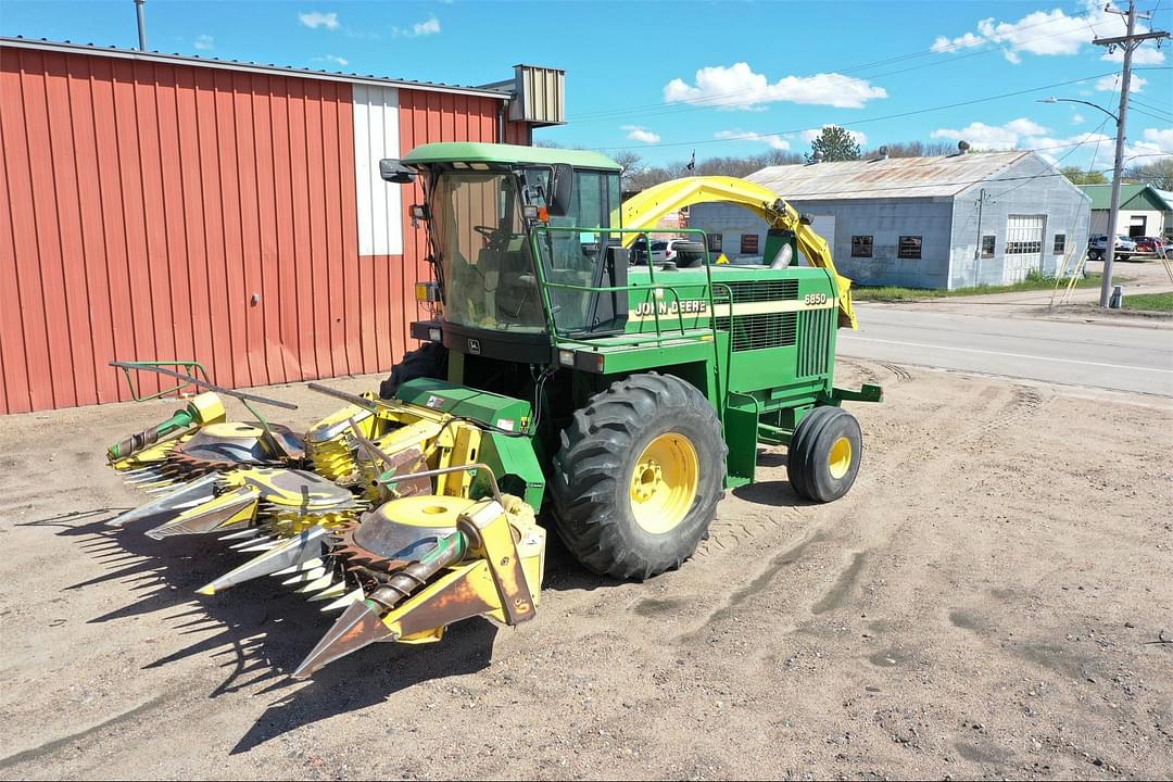 Image of John Deere 6850 Primary image