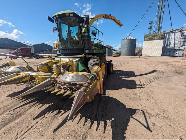 Image of John Deere 6850 equipment image 1