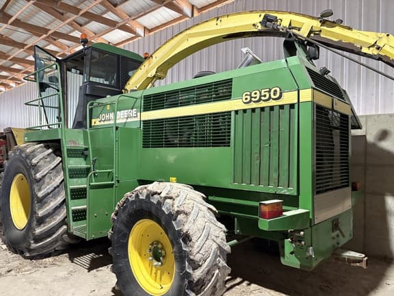 Image of John Deere 6950 Image 0
