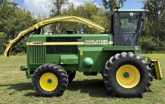 Image of John Deere 6950 equipment image 1