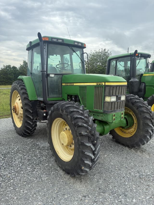 Image of John Deere 7210 equipment image 2