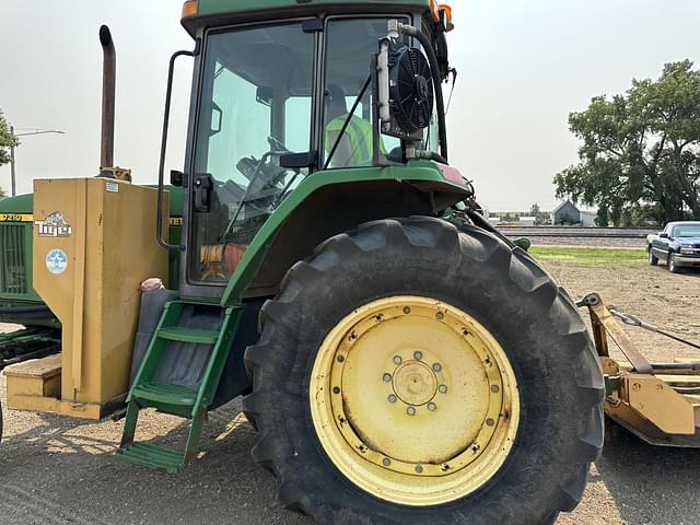 Image of John Deere 7210 equipment image 4