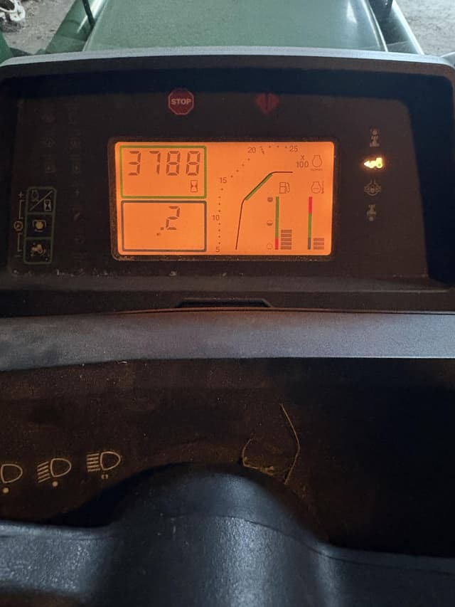 Image of John Deere 7210 equipment image 1