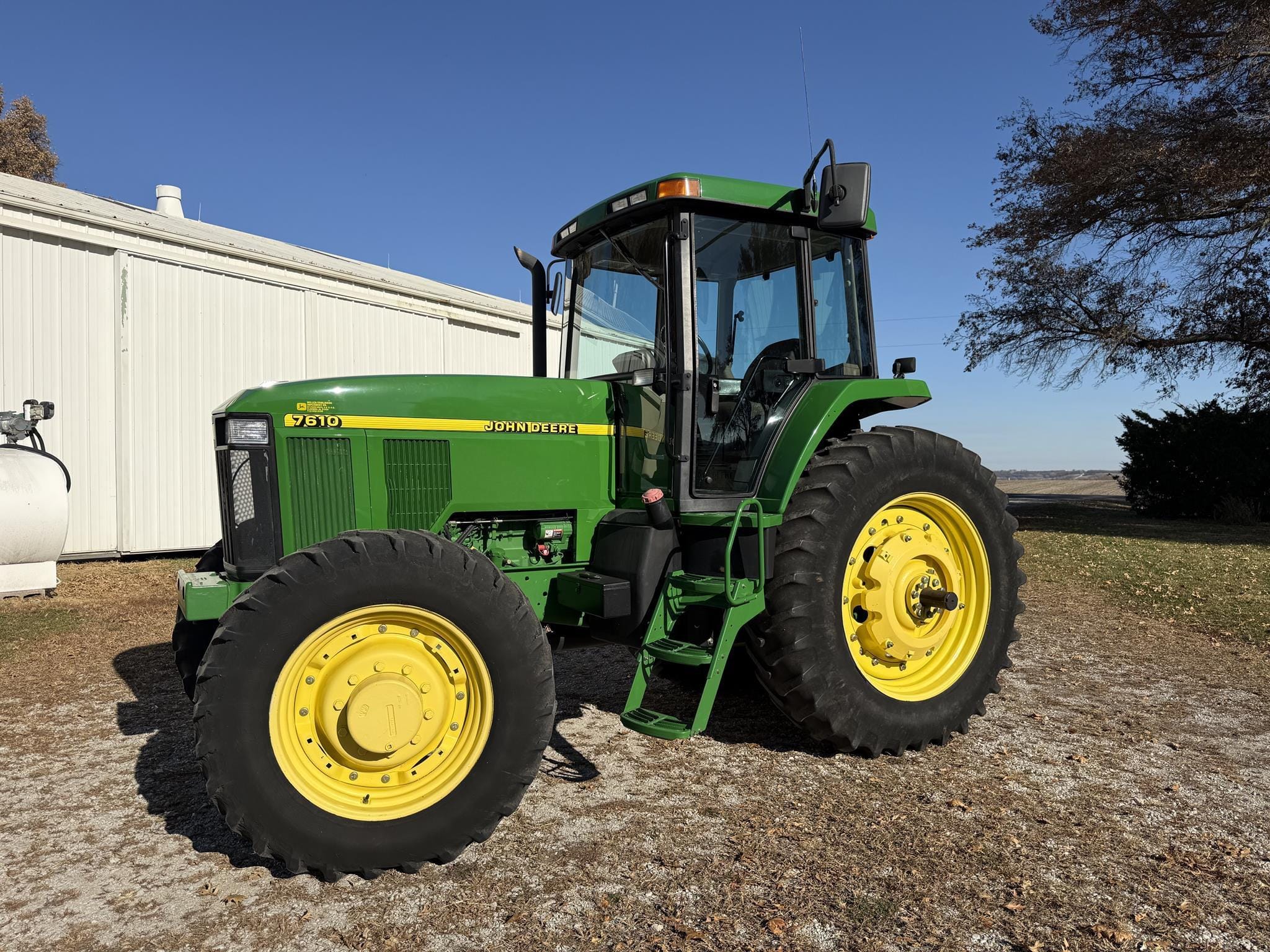 1998 John Deere 7610 Equipment Image0