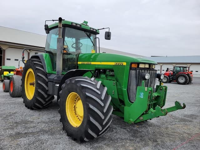 Image of John Deere 8200 equipment image 1