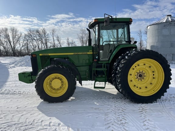 1998 John Deere 8200 Equipment Image0