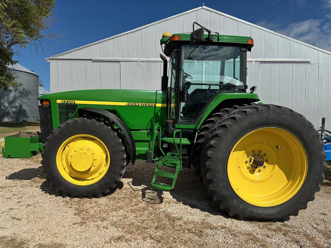 Image of John Deere 8200 Primary image