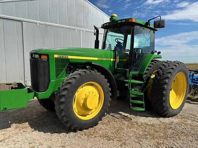 Image of John Deere 8200 equipment image 1