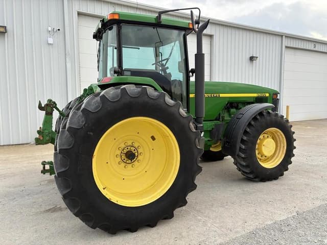Image of John Deere 8400 equipment image 4