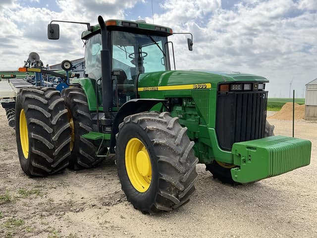 Image of John Deere 8400 equipment image 1