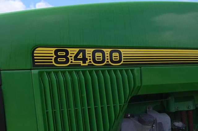 Image of John Deere 8400 equipment image 4