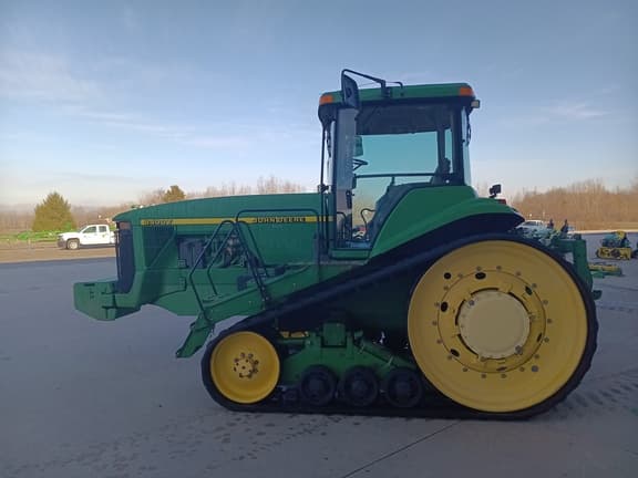Image of John Deere 8400T equipment image 1
