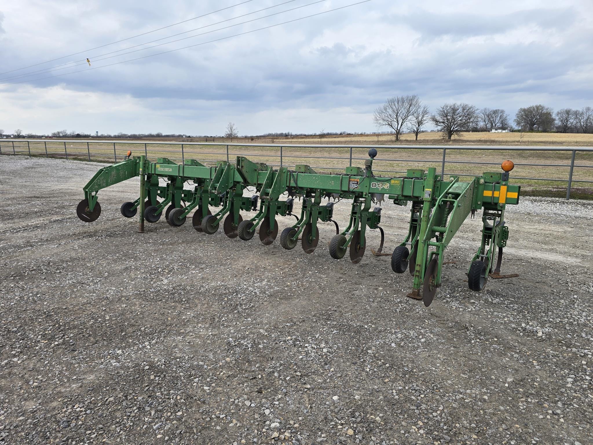 1998 John Deere 856 Equipment Image0