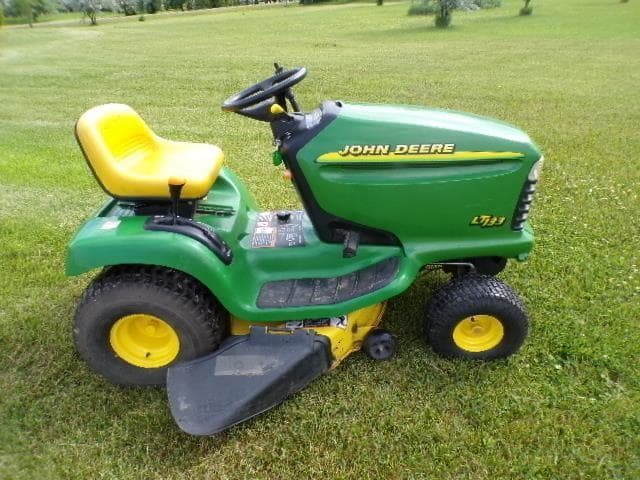 Image of John Deere LT133 equipment image 3