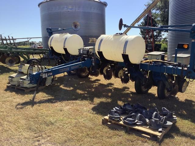 Image of Kinze 2000 equipment image 2