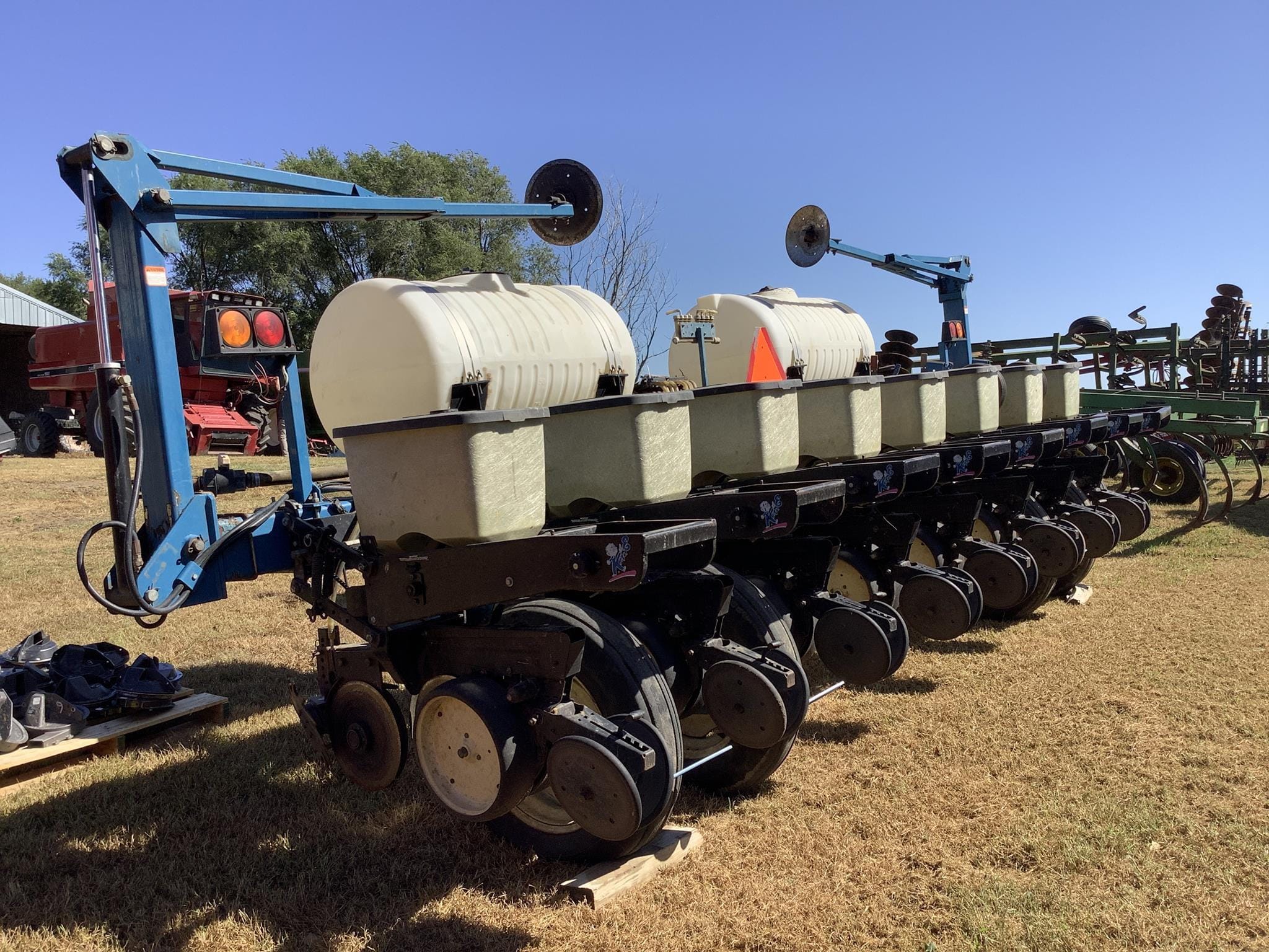 1998 Kinze 2000 Equipment Image0