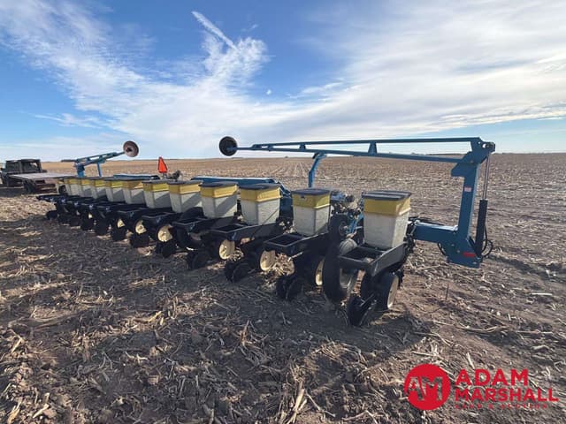 Image of Kinze 2100 equipment image 4