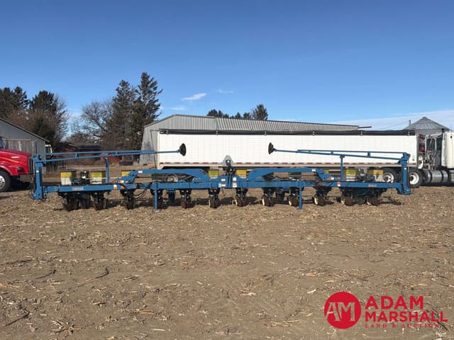 Image of Kinze 2100 equipment image 2