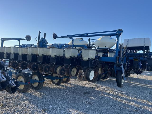 Image of Kinze 2600 equipment image 1