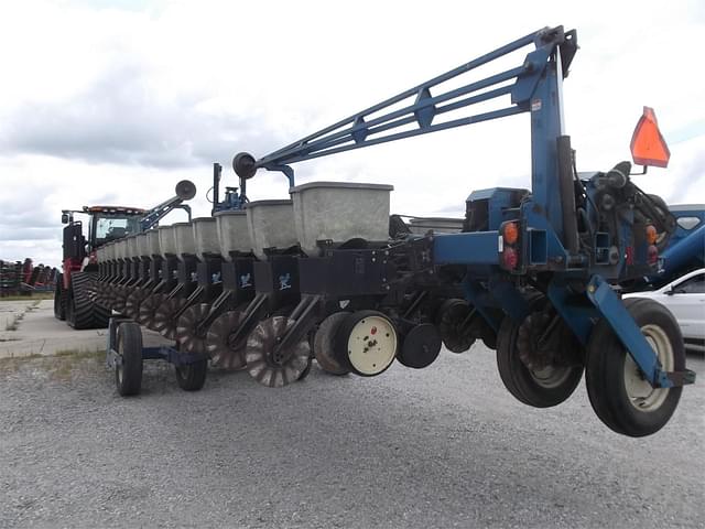 Image of Kinze 2600 equipment image 2