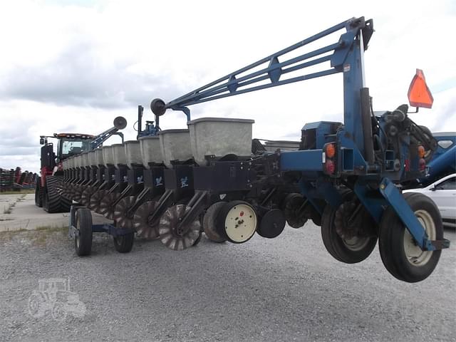 Image of Kinze 2600 equipment image 2