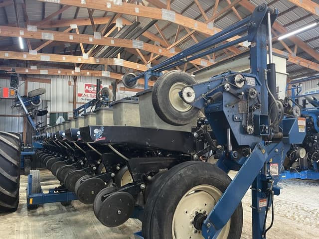 Image of Kinze 2600 equipment image 1