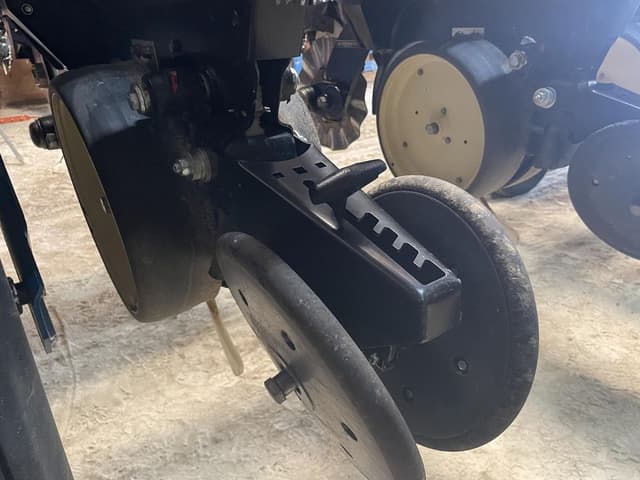 Image of Kinze 2600 equipment image 2